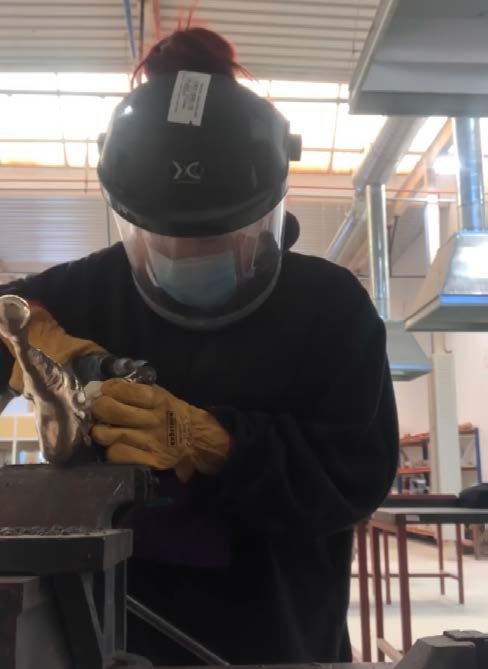 Ale Camacho polishing the piece in the foundry.