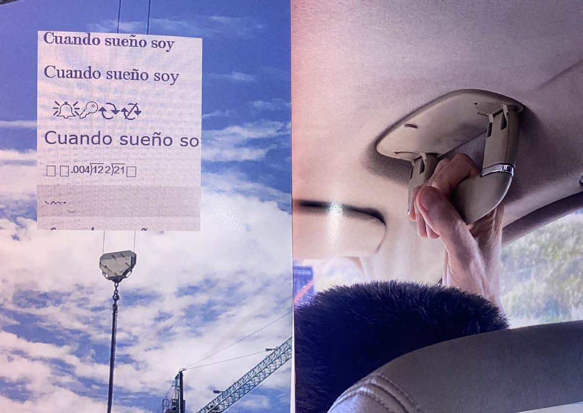 A printed sign against the sky: “Cuando sueño soy”.